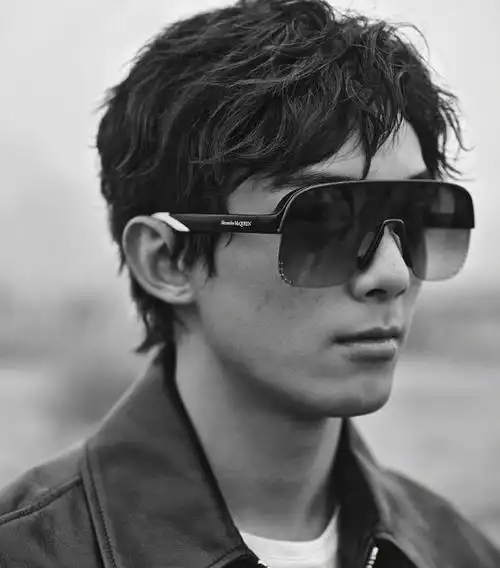 吴磊留长发,雀斑妆,看起来有点憔悴!