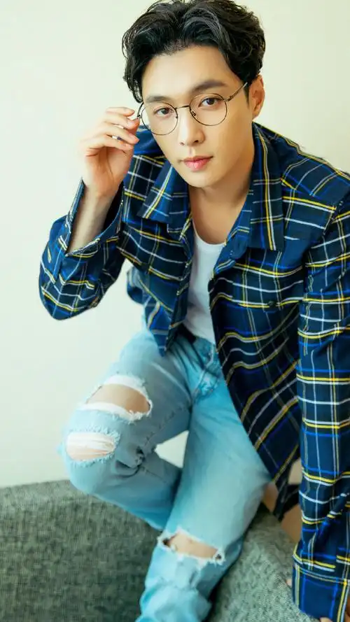 张艺兴(lay),1991年10月7日出生于湖南省长沙市,中国内地男歌