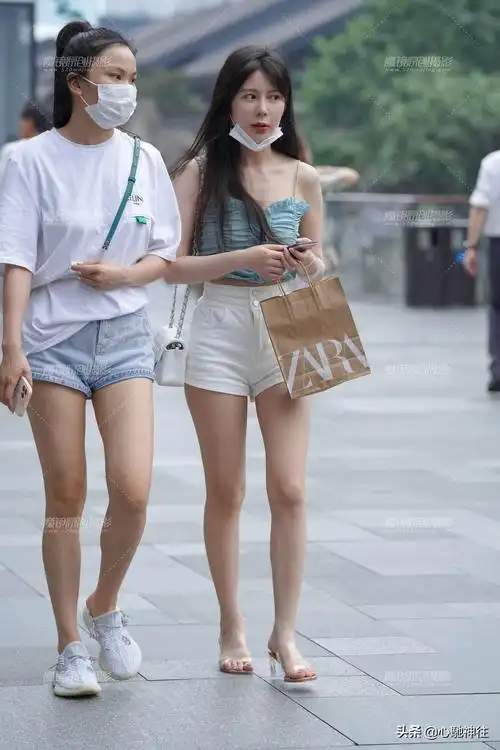 高腰牛仔短裤搭配(白色高腰牛仔短裤百搭又耐看,搭配蓝色吊带衫清新又