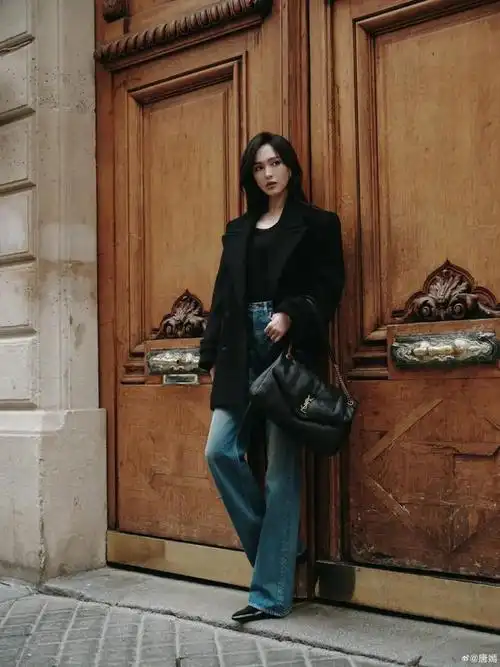 唐嫣巴黎街头气场超绝西装搭配牛仔裤潇洒甜酷