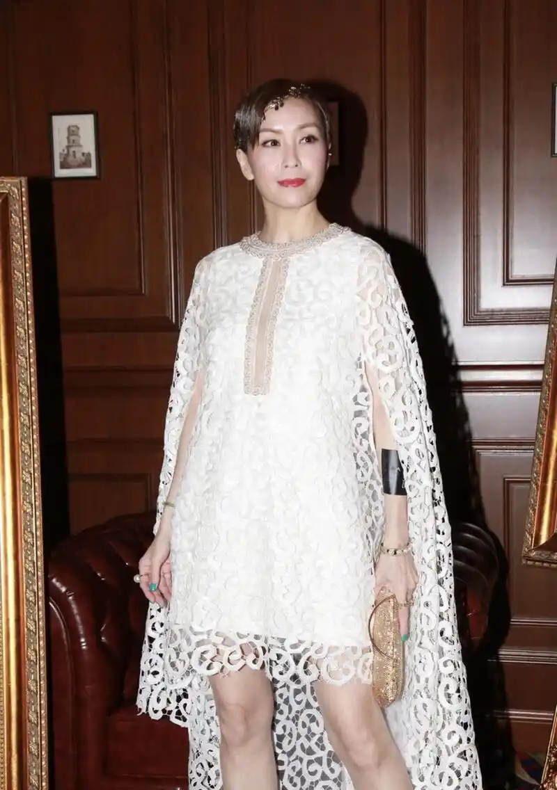 伍咏薇真不愧是冻龄女神,穿一袭白色斗篷式白色连衣裙,减龄时髦