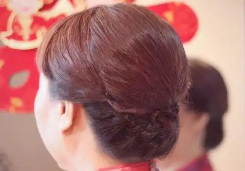 雅致妈妈盘发助力爱女婚礼盘发才是送女儿出门的最佳姿态