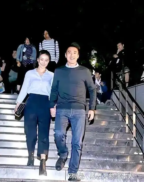 这是赵又廷和高圆圆的休闲合照两人轻装简行也没有前呼后拥