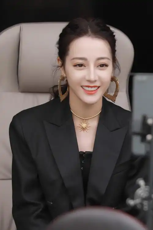 有一种美叫热巴穿交叉裙,后背挖个洞,从天而降美得让人心醉