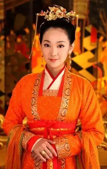 霍建华主演的古装宫斗剧《倾世皇妃》,饰演刁钻泼辣的杜莞一角而走进