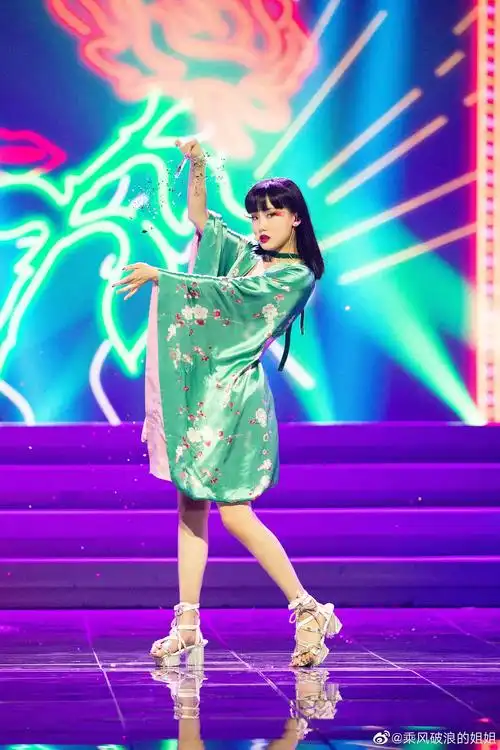 黄龄什么都好就是鞋子没穿好