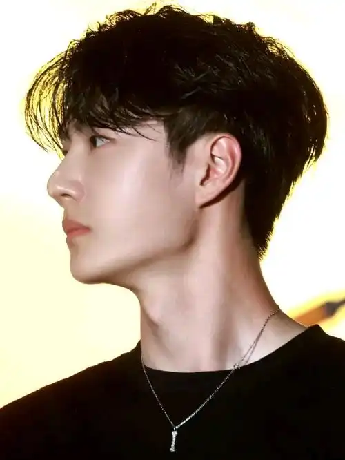 4岁的王一博,鼻子竟然和爸爸一模一样?