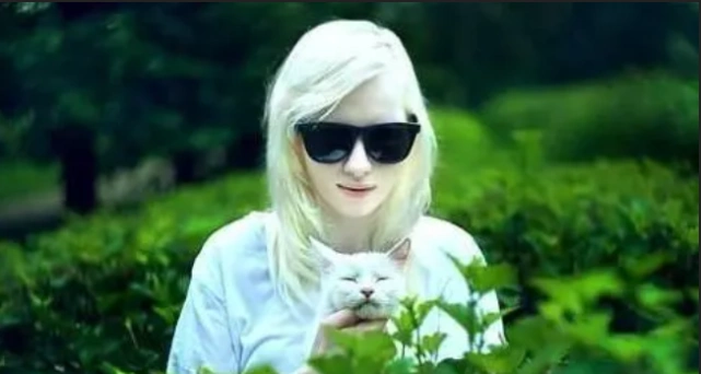 林索伊斯岛人世界上最白的人全身如白雪却不敢以真面目见人