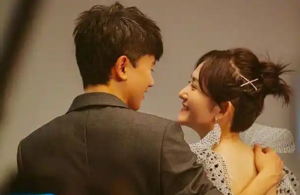 谢娜在恋爱五周年的时候曾暗示张杰求婚,张杰的电话却整夜关机!