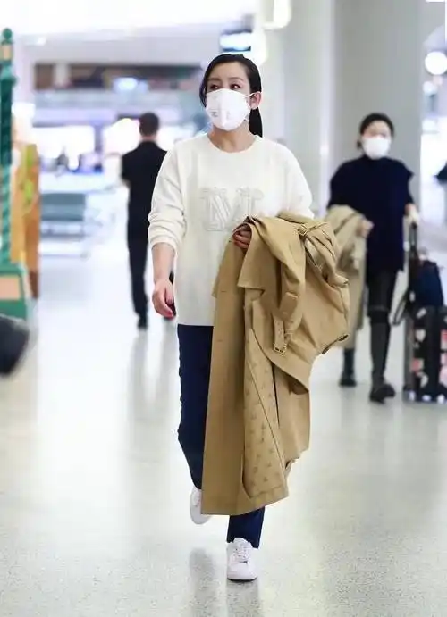 原创生活中的秦海璐不讲究素颜自驾出游肤色蜡黄还秃眉也没遮掩