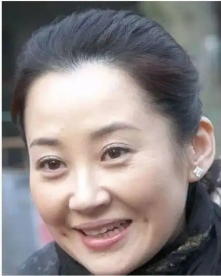 比如很多人曾经的女神许晴50岁时的照片
