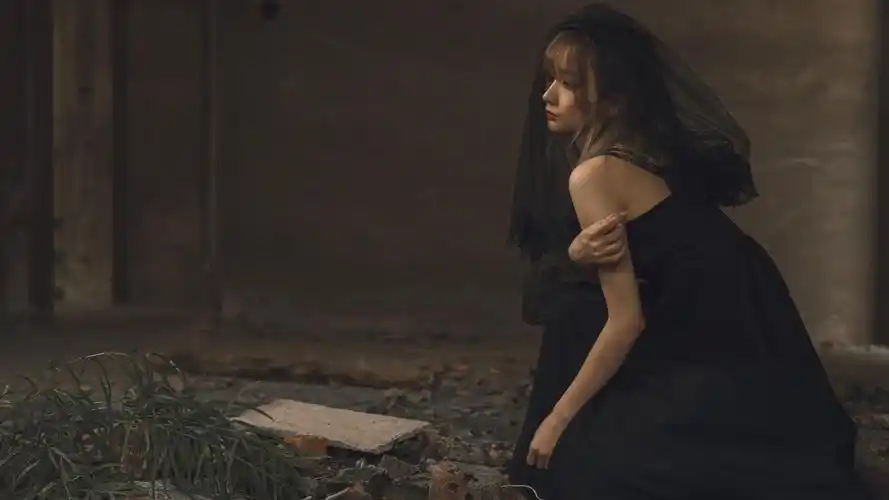 性感美女黑色连衣裙尽显身材曲面诱惑迷人