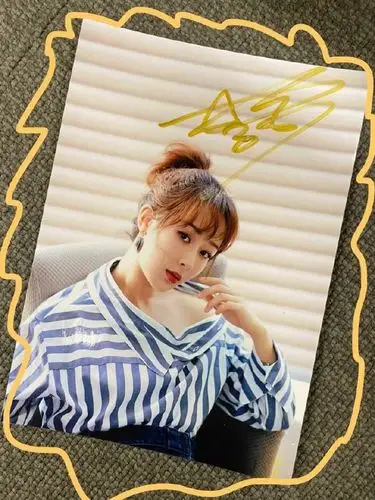 小星把珍藏已久的紫妹@杨紫亲笔签名照拿出来,只为给各位粉丝宝宝做