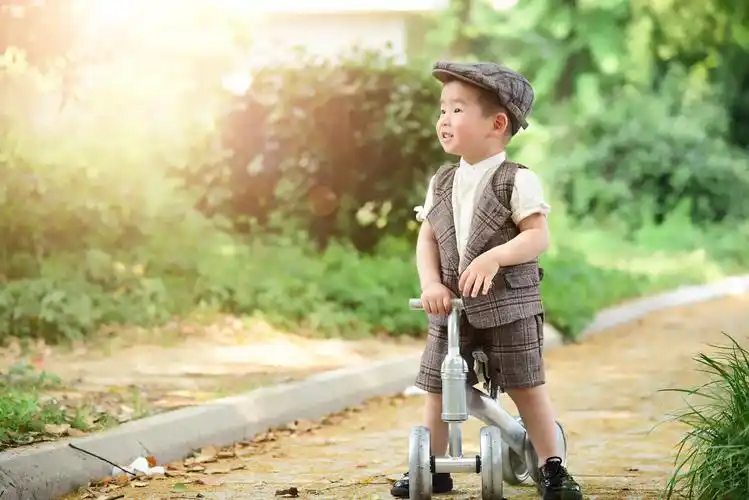 夏天林荫下玩耍的中国小男孩