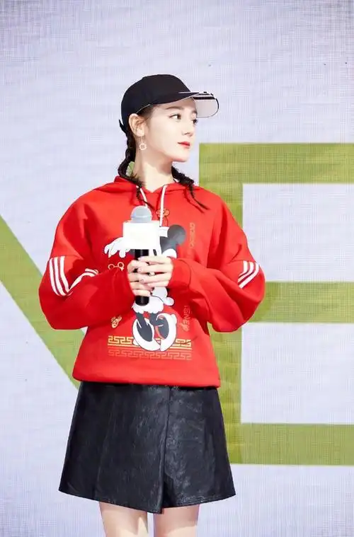 迪丽热巴造型太出众,红色卫衣配黑色皮裙洋气精致,美得耀眼