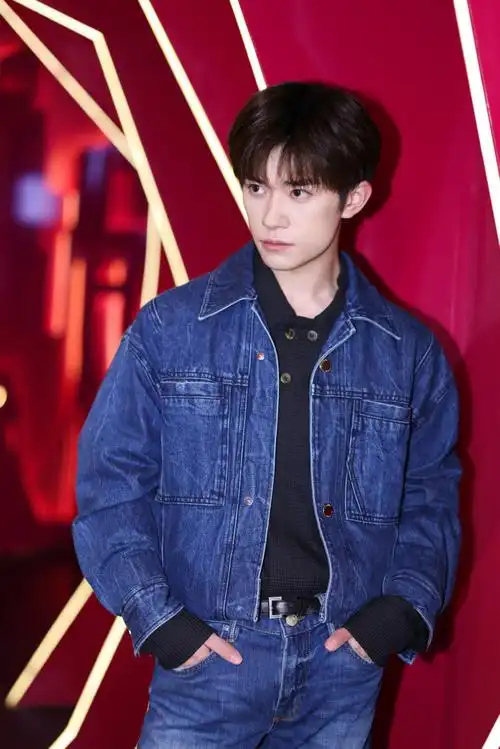 易烊千玺牛仔套装造型##易烊千玺双蜡像