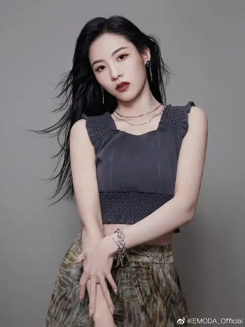 emoda中国区首位品牌大使孙芮#的盛夏季帅气look来啦!