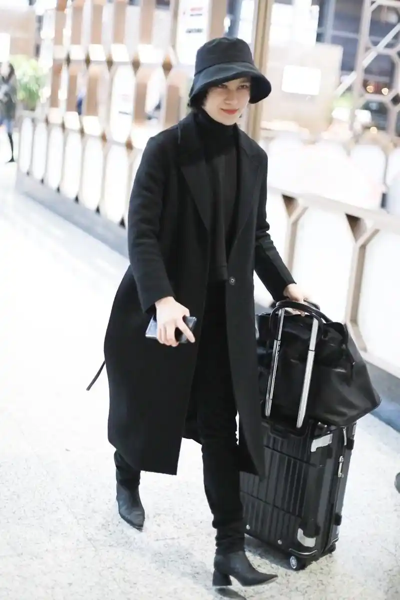 原创尚雯婕黑色系穿搭太飒了身材宽厚气场足素颜憔悴没精神