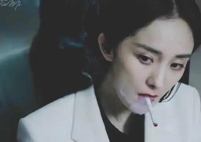 杨幂化身大姐大有多撩人?抽烟镜头又美又飒!