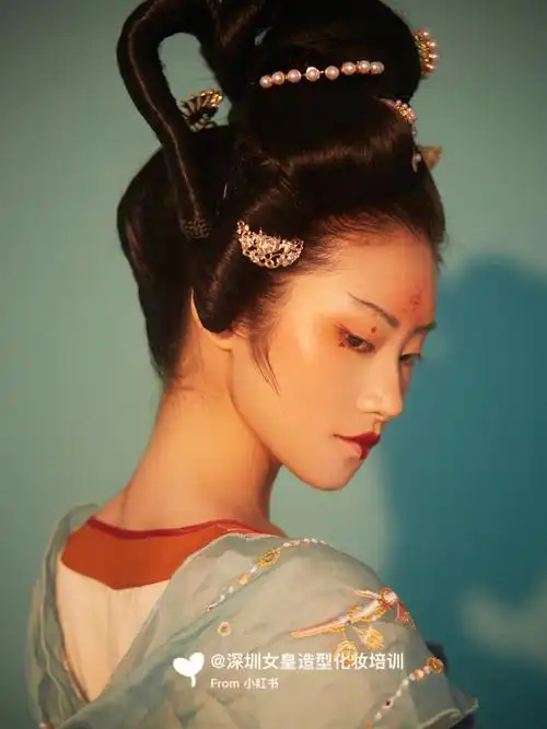 梦回宫阙高冷的唐妆造型