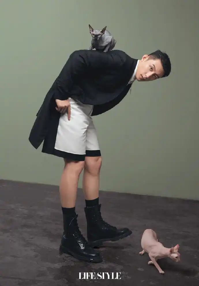 黄景瑜利落短发出镜表情冷峻酷帅有型