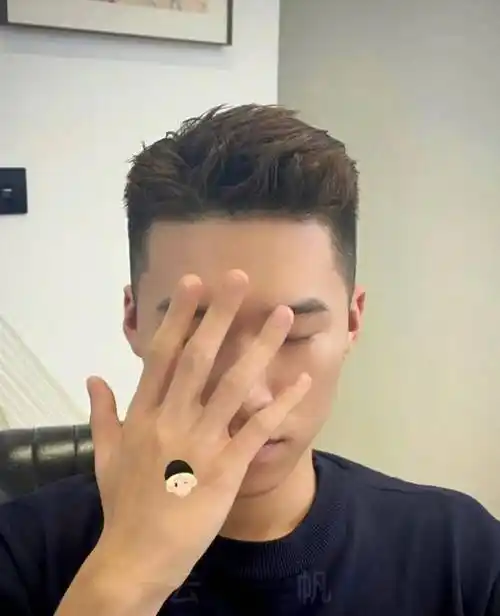 夏天,"两边短"的发型很适合男生,这3种风格都是清爽干净的,谁剪谁就帅