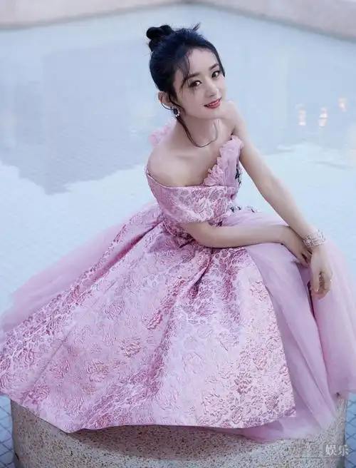 赵丽颖穿粉色刺绣长裙笑容温婉迷人