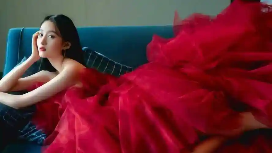 关晓彤穿红色纱裙凹造型,一双长腿如玉雕一般,玻璃上大倒影却成了亮点