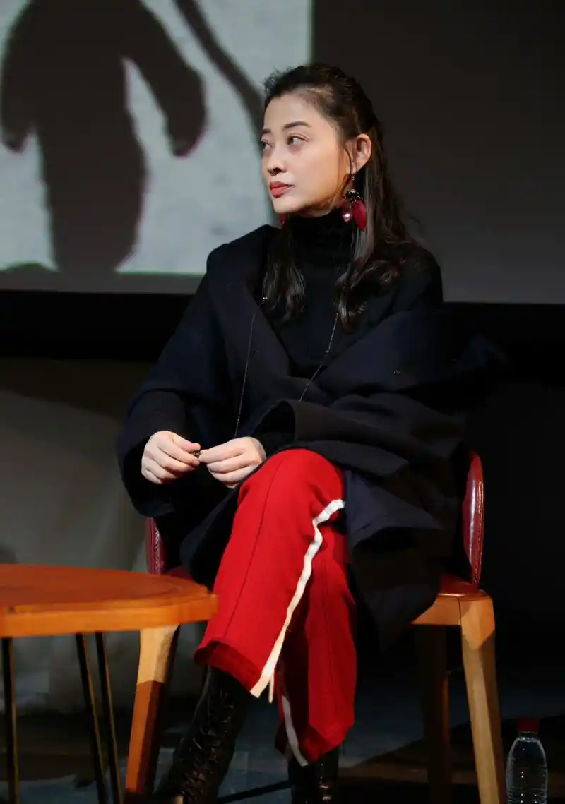 梅婷的黑红搭配的蛮漂亮