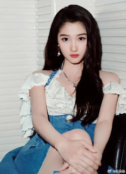 关晓彤##关晓彤烟花少年##关晓彤白色古董裙