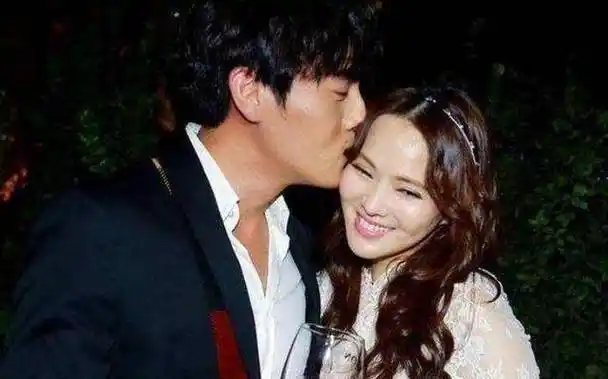 伊能静:嫁小十岁老公,与婆婆成闺蜜,她是年过半百的少女_父亲_哈林