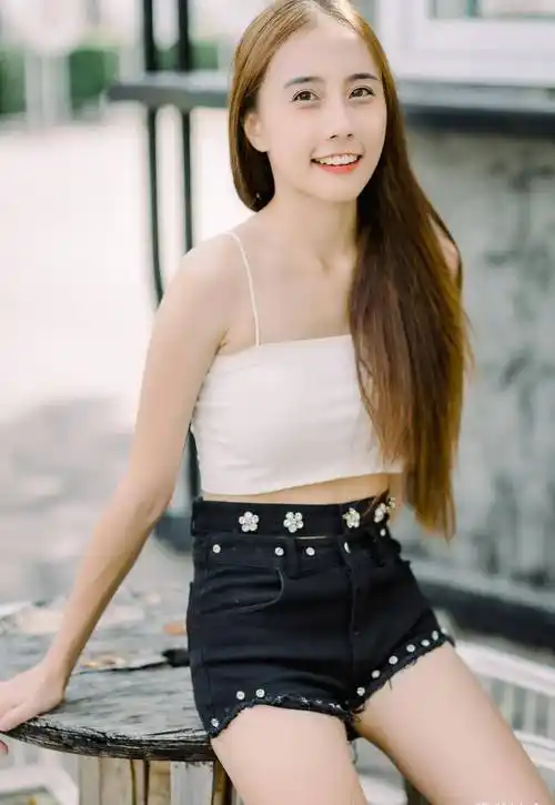 原创吊带配热裤的穿搭阳光般的笑容哪怕长得不漂亮小姐姐也很迷人