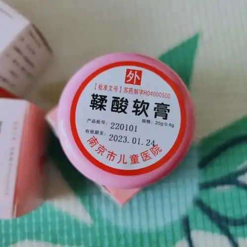 气管肺炎,我就顺便说了下宝宝便秘,屁股流血,让医生帮我开个鞣酸软膏