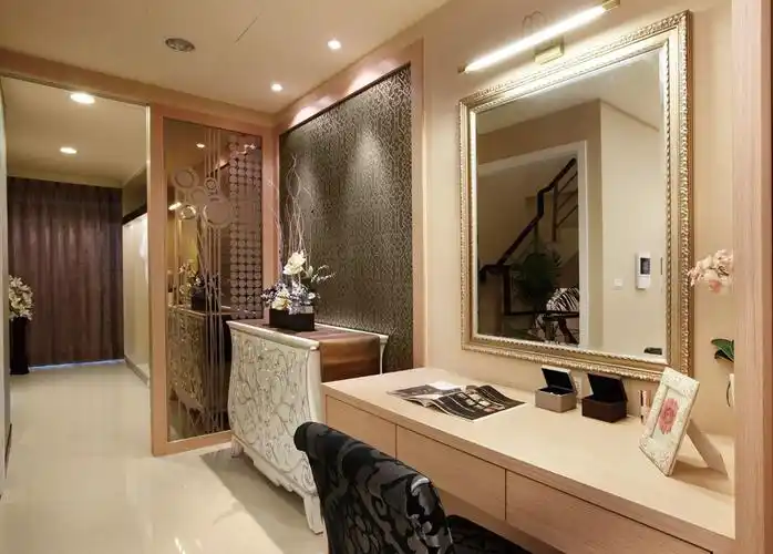 华丽简欧风 化妆间背景墙设计