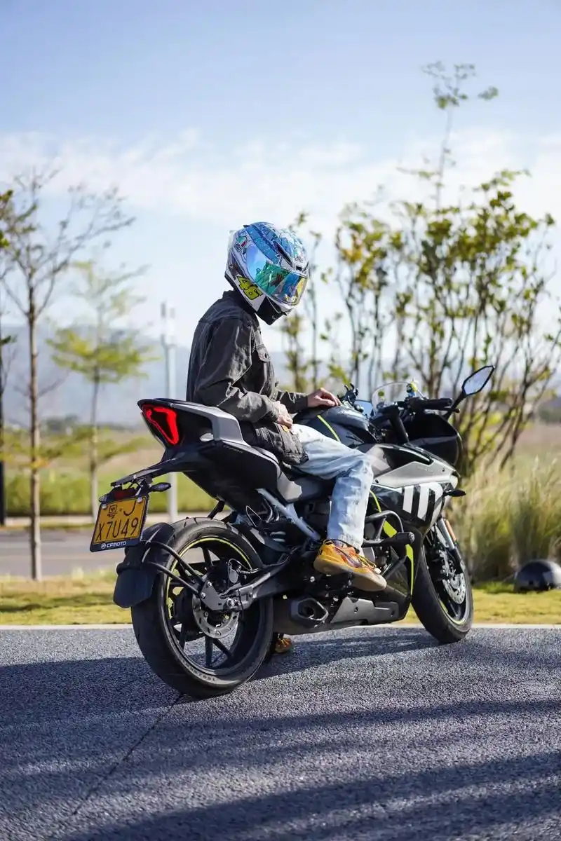 帮同学和他的250sr拍组照片#250sr #机车 #机车男 - 抖音