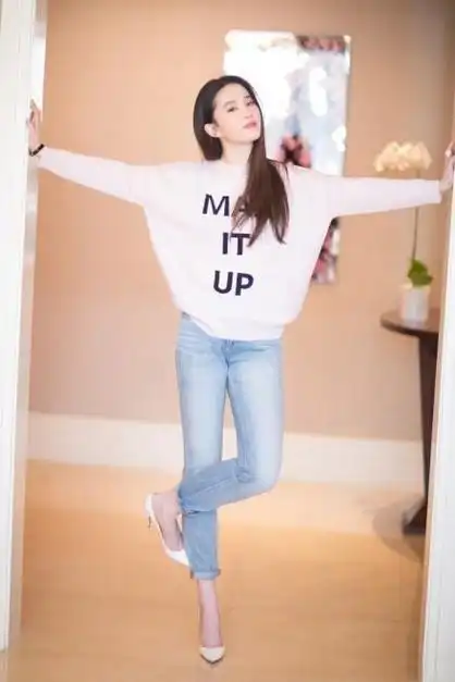 刘亦菲真不怕走光?水蜜桃身材穿大露背连衣裙亮相,人红气场真大