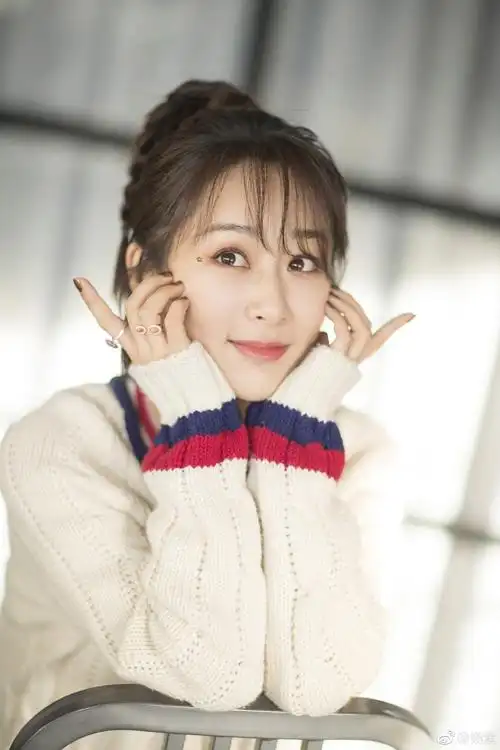 杨紫自曝消防员爸爸照片, 杨爸爸年轻照首曝光 颜值不输小鲜肉