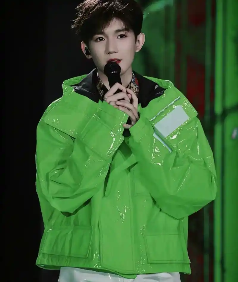喜欢绿色的tfboys王源,把头发也染成了绿色,帅到自己都不认识了