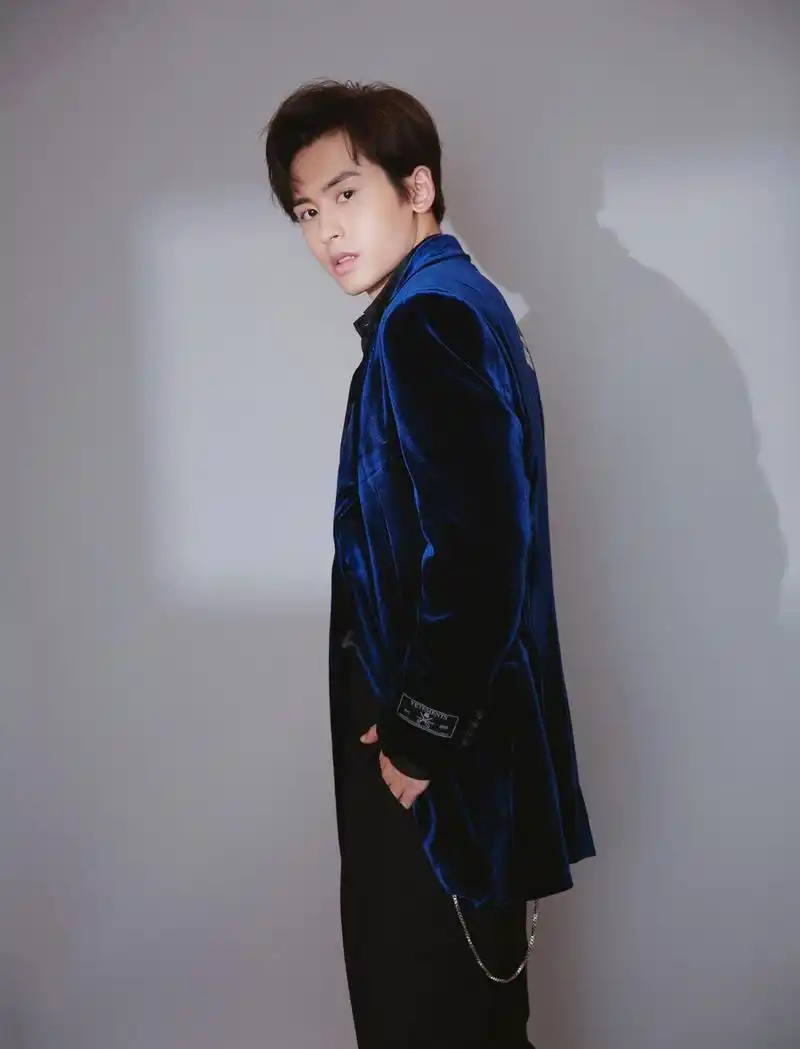 2019微博之夜红毯:张哲瀚丝绒西服沉稳大气_高清图集_新浪网