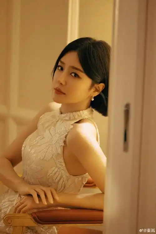#秦岚晒白色礼服开工照#