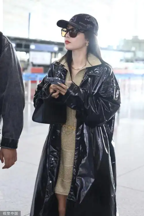 组图:张嘉倪穿黑色皮衣现身机场 脚踩长靴气场全开_高清图集_新浪网