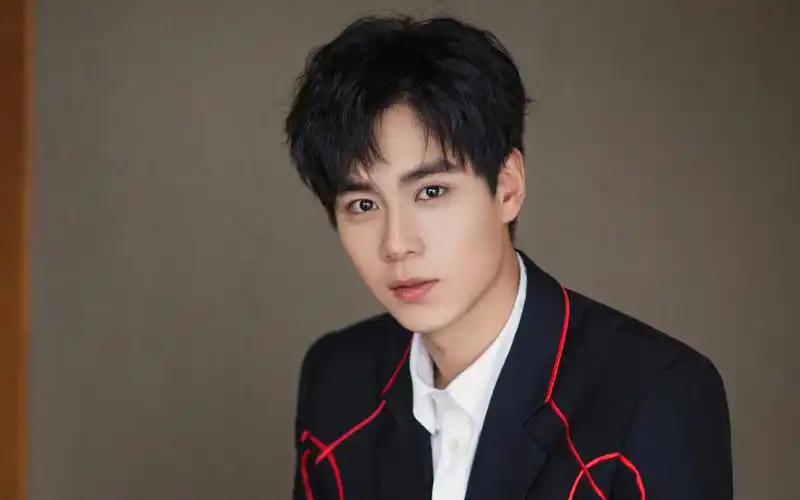 胡一天帅气图片桌面壁纸