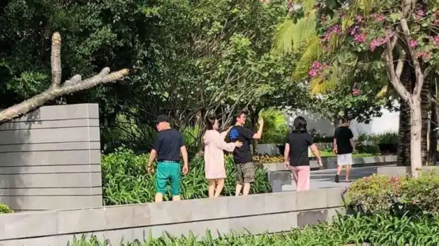 赵丽颖飞厦门探班冯绍峰被偶遇小两口牵手逛街十分恩爱甜蜜