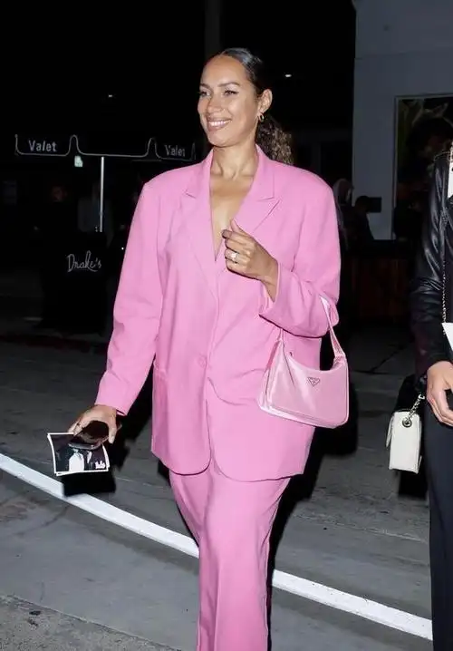 粉色西装就像丽安娜-刘易斯这么穿,太高级了