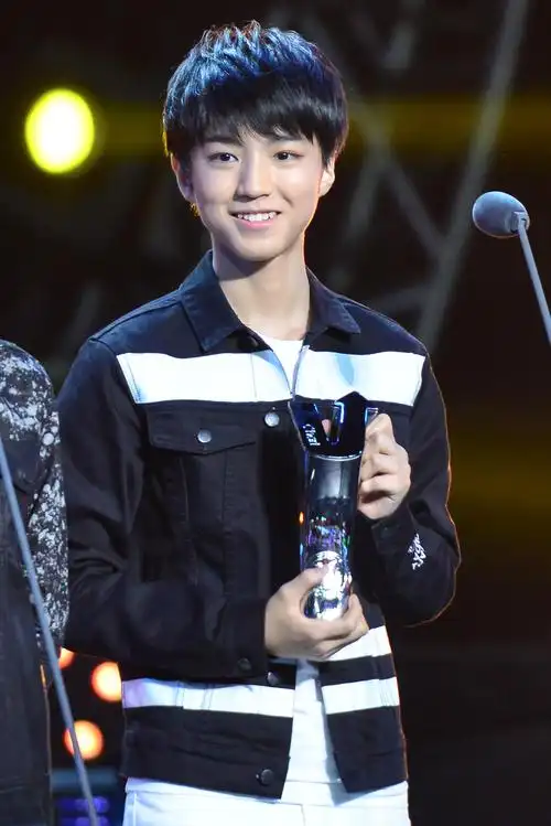 tfboys王俊凯 2015.04.11 第三届音悦v榜年度盛典颁奖现场.