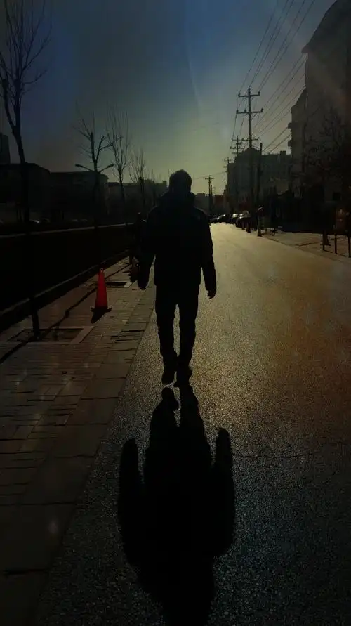 你给我一片光明,我给世界一个背影.