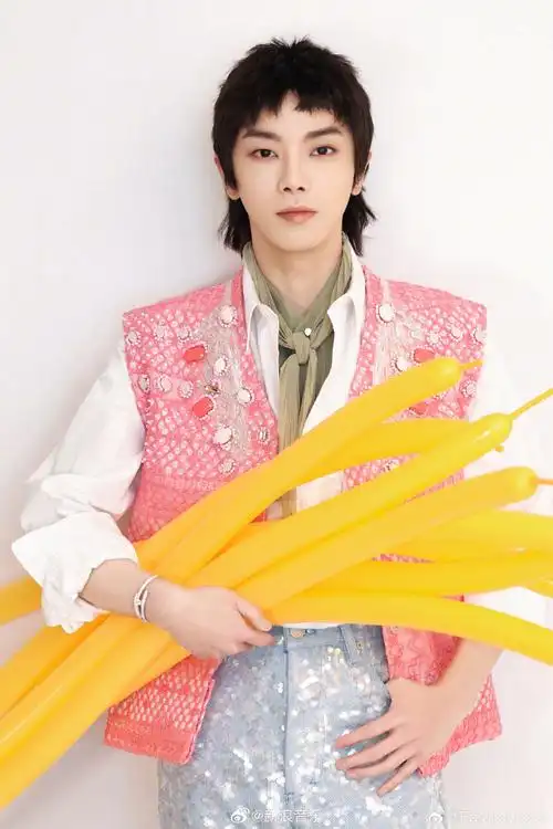 华晨宇丨生日大片78    纯白系 狼尾造型,酷拽又清新简约,元气十足!