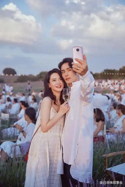 戚薇庆祝结婚9周年:与美籍老公李承铉甜蜜瞬间,展现深厚夫妻情