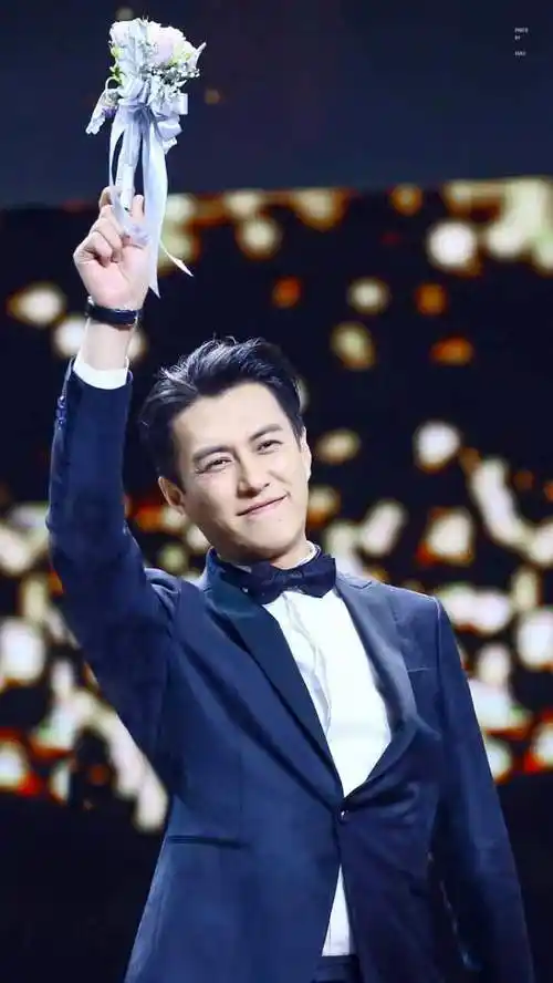 原创40岁男明星大对比谢霆锋比沈腾小1岁靳东发腮胖了20斤成美男