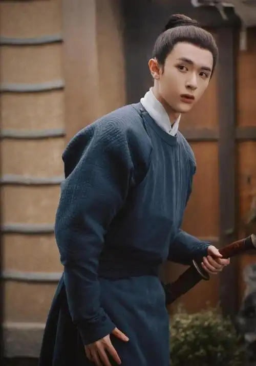 这几年他长相变化挺大的,身材也不如以前了,上综艺还被尔冬升说站不直